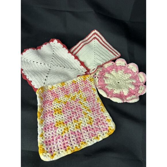 Lot of 4 Vintage Hanging Crochet Doilies Trivets Potholders Flowers Pink Red - Picture 2 of 4
